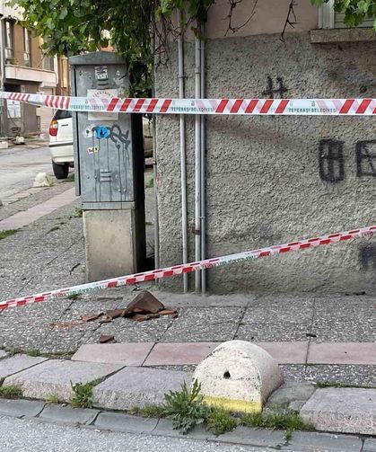 Binadan düşen kiremitler için emniyet şeridi çekildi