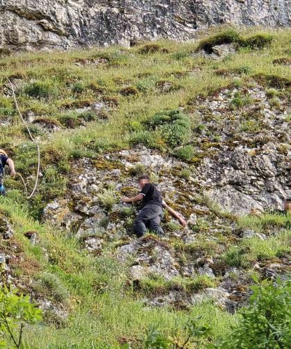 Dağdaki oyukta mahsur kalan 2 genç, 3 saatlik çalışmayla kurtarıldı