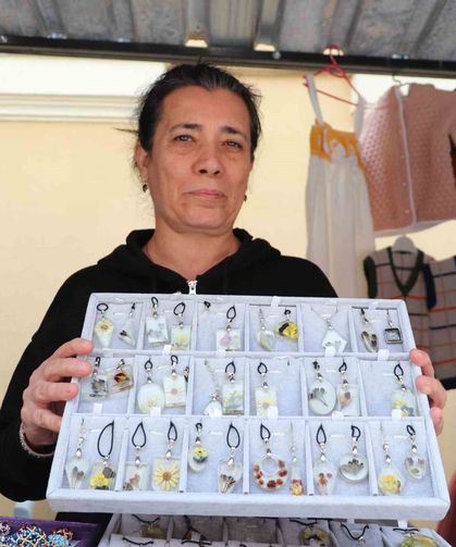 Hobi olarak başladı, şimdi el emeği takı sergiliyor