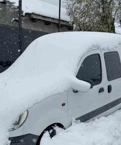 Kar yağışı yolları kapattı