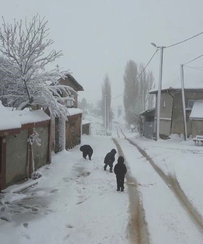 Mayıs ayında çocukların kartopu keyfi