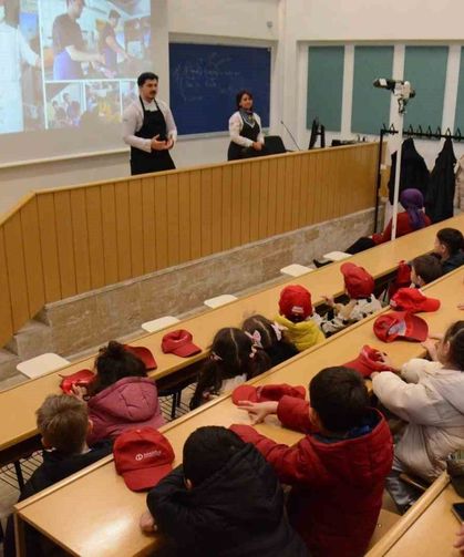 Minik eller mutfakta ilk deneyimini yaşadı