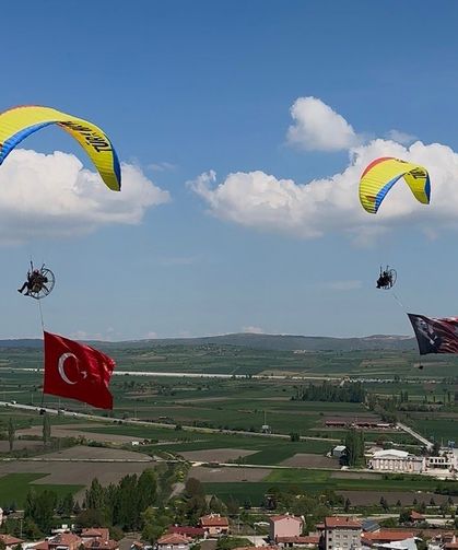 Pilotlar gökyüzünde Türk bayrağı açarak 19 Mayıs Atatürk'ü Anma Gençlik ve Spor Bayramı'nı kutladı
