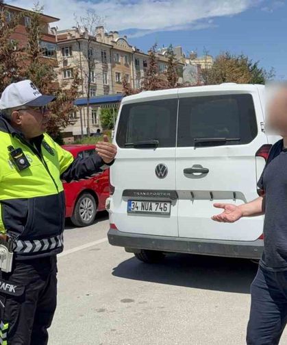 Ters yönden gelen eksik evraklı sürücüden polise ilginç tepki