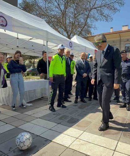 Vali Yılmaz alkol gözlüğünü taktı, futbol topunu kaleye göndermede hayli zorlandı