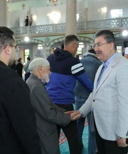 Vali Yılmaz bayram namazını vatandaşlarla birlikte eda etti