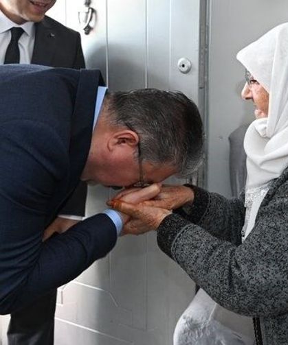 Vali Yılmaz'dan 84 yaşındaki Ayşe Ayti'ye bayram ziyareti