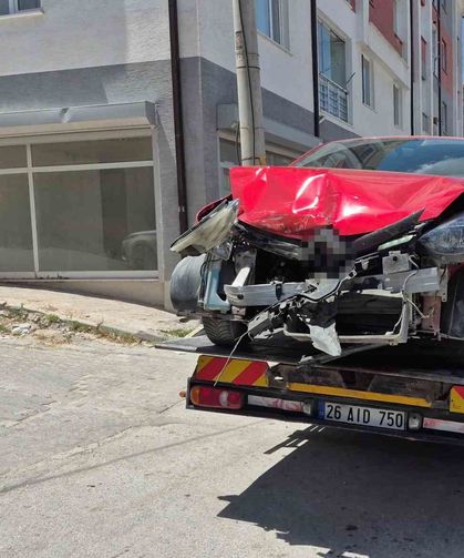 Alkollü ve ehliyetsiz sürücünün kullandığı otomobil, park halindeki araçlara çarptı