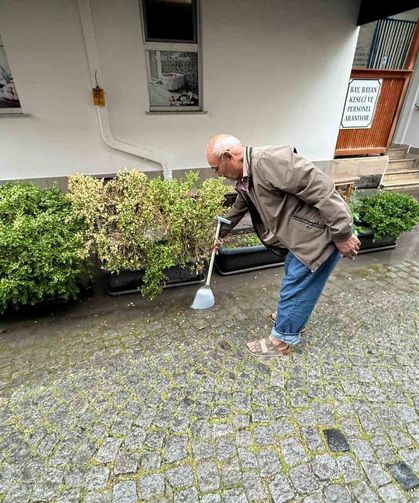 Altyapı yetersizliği sebebi ile yol kenarında biriken su ile bitkileri suladı