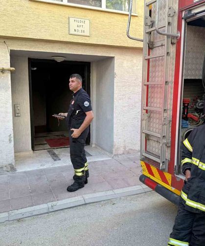 Apartman girişinde çıkan yangında 2 kişi dumandan etkilendi
