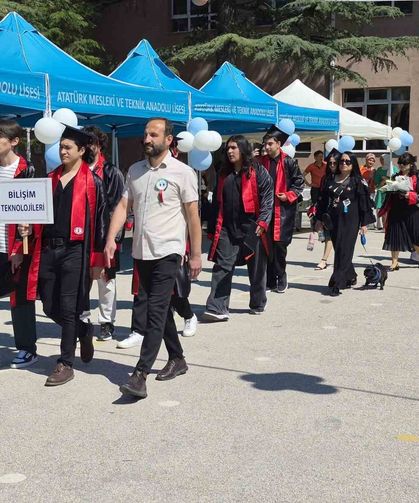 Atatürk Meslek Lisesi öğrencileri mezuniyet sevinci yaşadı