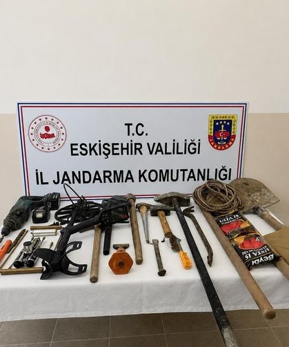 Eskişehir'de kaçak kazı yapan 3 şüpheli suçüstü yakalandı