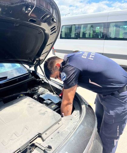 Eskişehir'de motor bölümüne sıkışan kediyi itfaiye ekipleri kurtardı