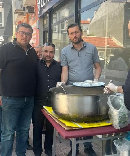 Eskişehir'de yaşayan Aşağı Piribeyli köylüleri vatandaşlara aşure ikramında bulundu