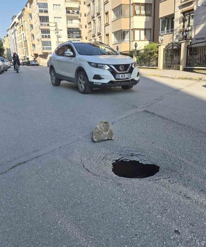 Eskişehir'de yol çöktü, sürücüler zor anlar yaşadı