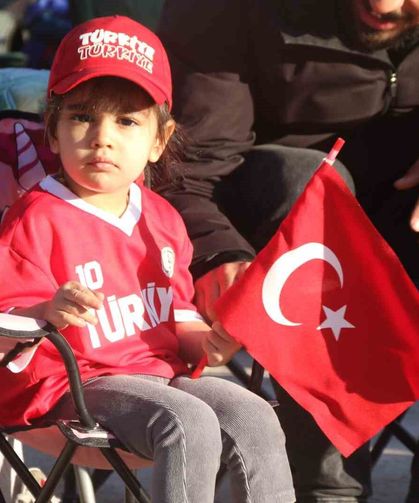 Eskişehirliler 24 yıl sonra millilerin Dünya Kupası coşkusunu sabahın erken saatlerinde yaşadı