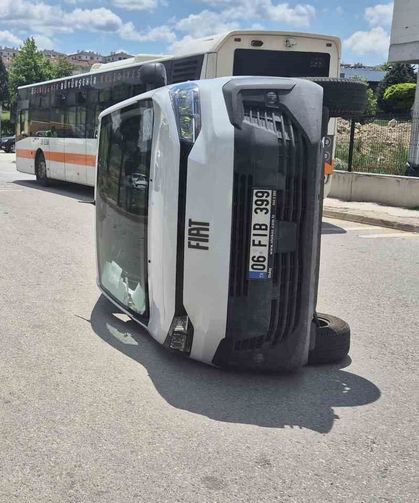 Hafif ticarinin çarptığı PTT aracı yan devrildi