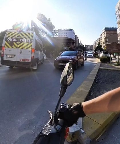 Önce motosikletlinin üzerine kırdı, sonra ters yöne girdi