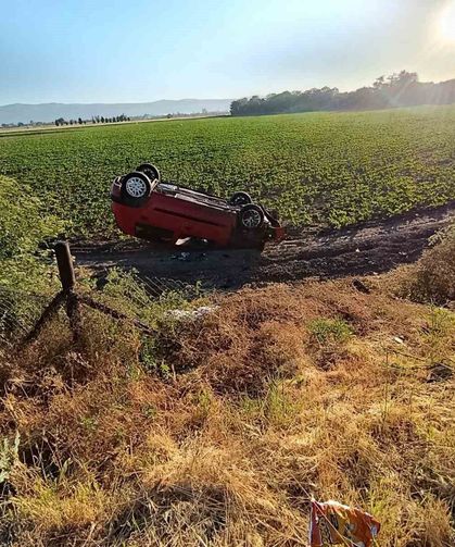Pancar tarlasına uçan araçtaki 2 kişi yaralandı