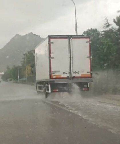 Sivrihisar'da sağanak etkili oldu, sürücüler zor anlar yaşadı