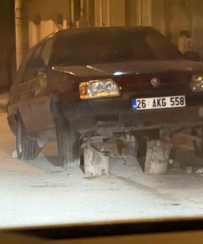 Sokak ortasonda kütükler üzerine bırakılan araç dikkat çekti