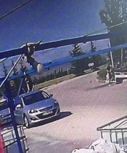 Takla atan Tofaş refüje devrildi: 2 yaralı