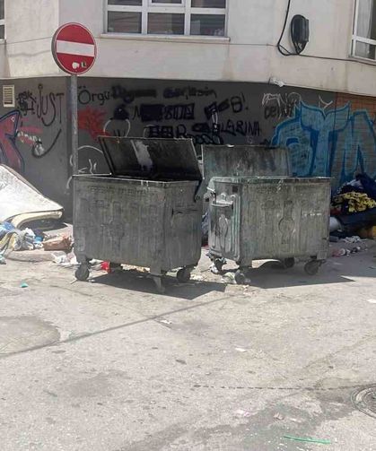 Tepebaşı'ndaki sokaklarda çevre ve görüntü kirliliğine sebep olan çöpler