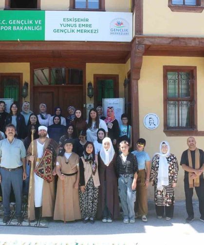 Yunus Emre'nin hayatı açık havada tiyatro oyunuyla sahnelendi