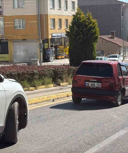 Ani manevra yapan sürücü yoluna devam etti, arkadaki araçlar kaza yaptı