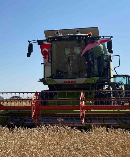 Biçerdöver kullanan Eskişehir Valisi Yılmaz: 'Valiniz ne güzel çiftçilik yapıyor'