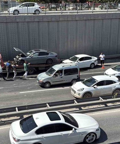 Çevre Yolu'nda 3 aracın karıştığı zincirleme kaza: 2 yaralı