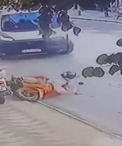 Dönüş yapan minibüs motosiklete böyle çarptı