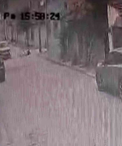 Eskişehir'de 6 yaşındaki bisikletli çocuk ile aracın çarpıştığı kaza kameralara anbean yansıdı