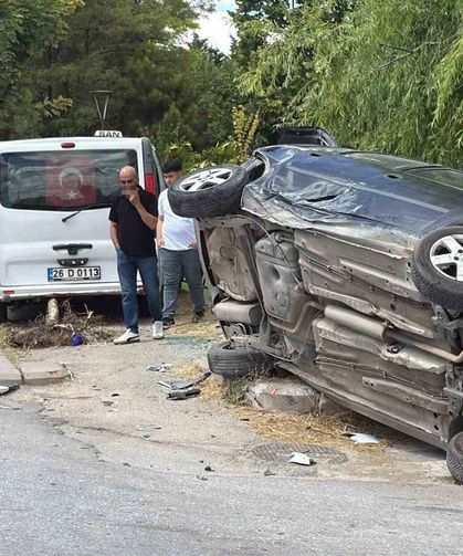 Eskişehir'de dolmuşun çarptığı otomobil yan yattı: 8 yaralı