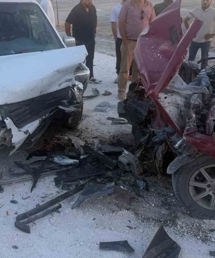Eskişehir'de iki araç kafa kafaya çarpıştı: 1'i ağır 3 yaralı