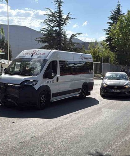 Eskişehir'de işçi servisi ile otomobil çarpıştı: 11 yaralı