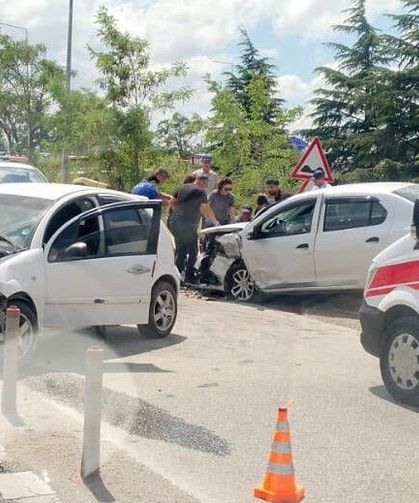 Eskişehir'de kafa kafaya çarpışan araçlar hurdaya döndü