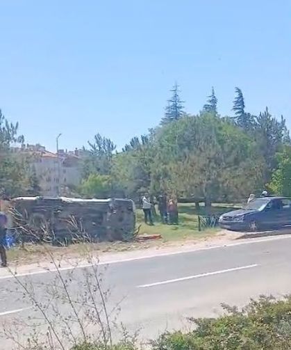 Eskişehir'de otomobil yol kenarına devrildi