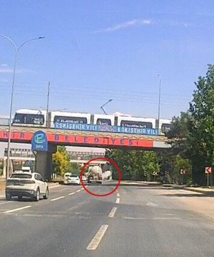Eskişehir'de tankerin lastiğinin bomba gibi patladığı anlar kamerada