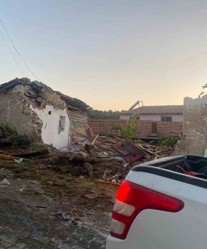 Eskişehir'de yangından dönen itfaiye aracı eve çarptı: 3 itfaiye eri yaralı