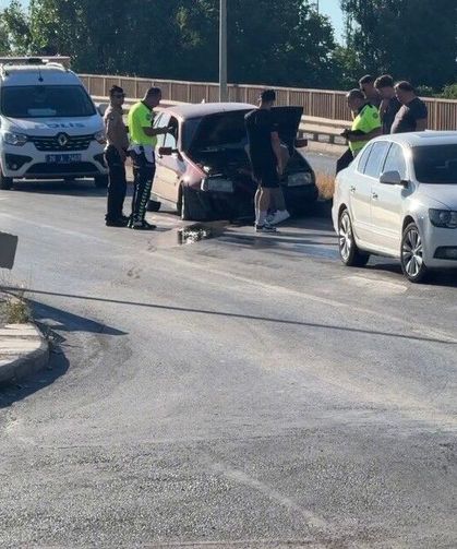 Otomobil refüje çıktı, yola dökülen yağ trafiği tehlikeye düşürdü