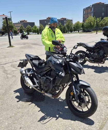 Sıcak hava bahanesiyle koruyucu ekipmanlarını ihmal eden motosiklet sürücülerine önemli uyarılar