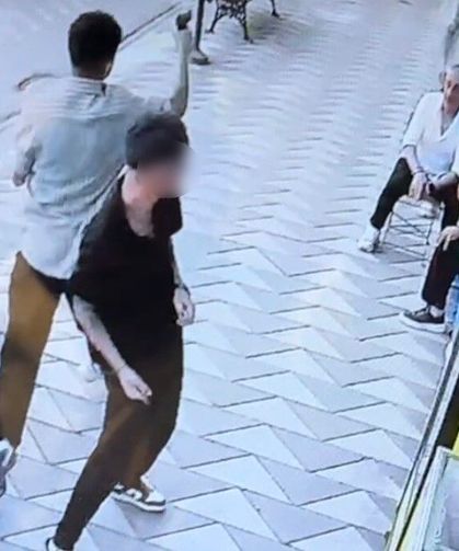 Sokak ortasında bıçaklı ve silahlı kavga: 1 yaralı