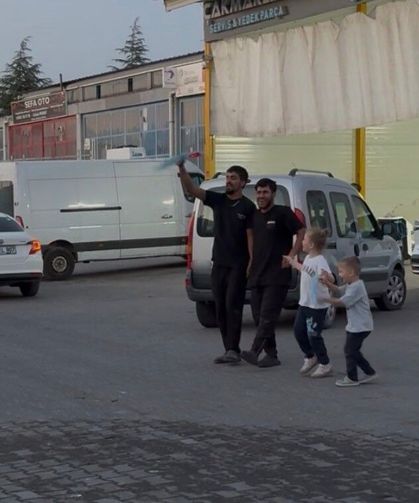 Tamir atölyesinde 'halay' molası