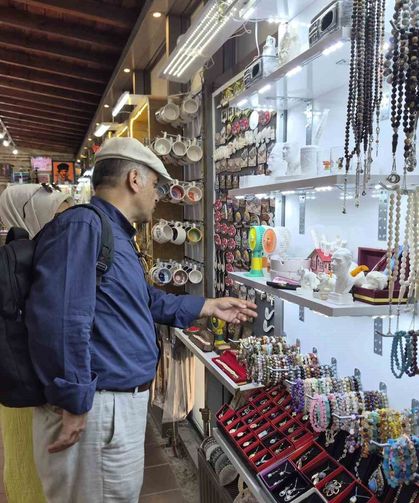 Tarihi külliyedeki lüle taşı stantlarında turist hareketliliği
