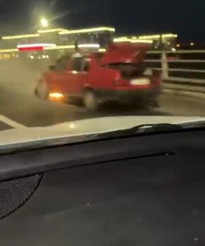 Tofaş marka otomobil köprünün üzerinde alev aldı