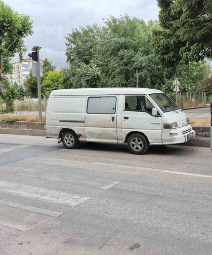 Yaya geçidinde duramayan minibüs, anneanne ve torununa çarptı