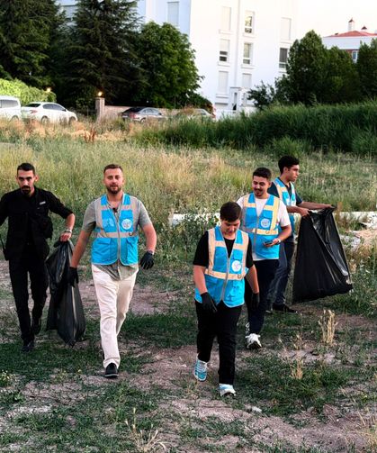 AK Gençlerden Eskişehir'de örnek davranış: Kanlıkavak'ta temizlik mesaisi
