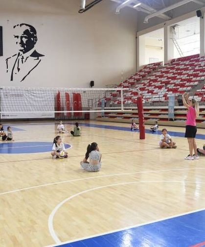 Şehit Anıl Gül Spor Salonu'nda GSB Spor Okulları Voleybol Çalışmaları Sürüyor