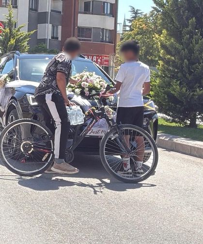 Bahşiş almak için hem kendi canlarını hem de trafiği tehlikeye attılar